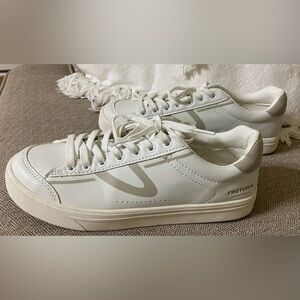 Tretorn White Sneakers with Grey Logo